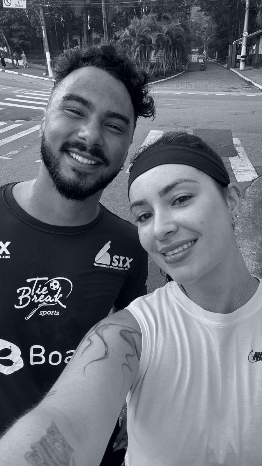 Barbara e Victor de roupa de corrida, na rua de manhã