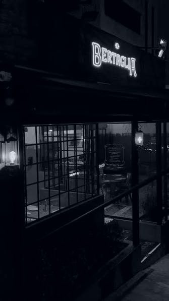 A fachada do restaurante Bertaglia à noite