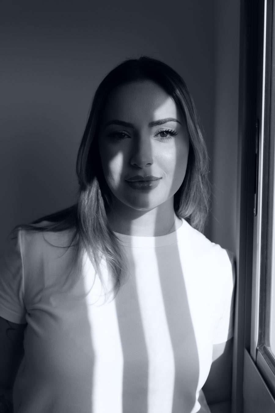 Barbara em retrato, a luz da janela em listras