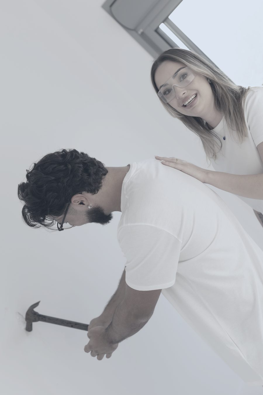 Victor com o martelo, Barbara rindo ao lado
