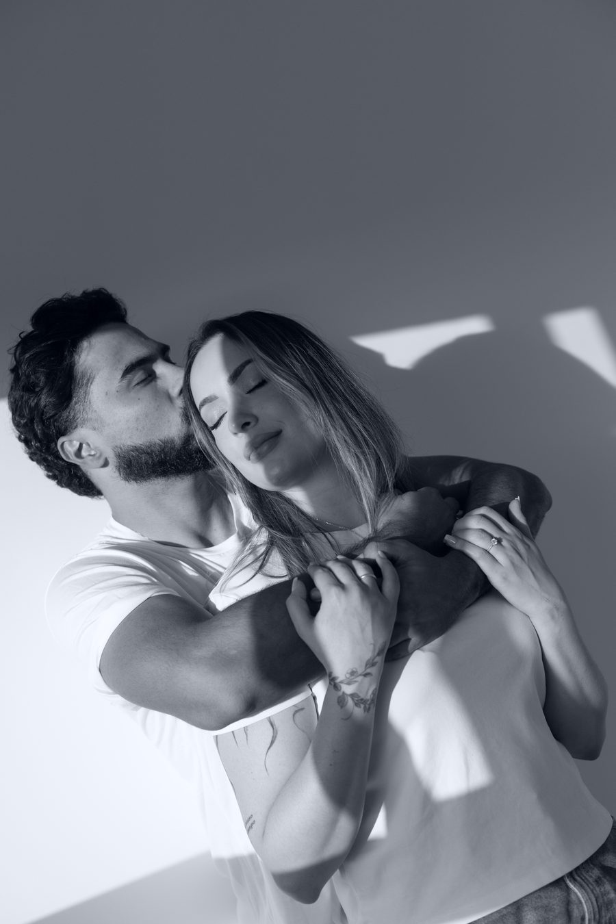 O abraço por trás, os dois de olhos fechados
