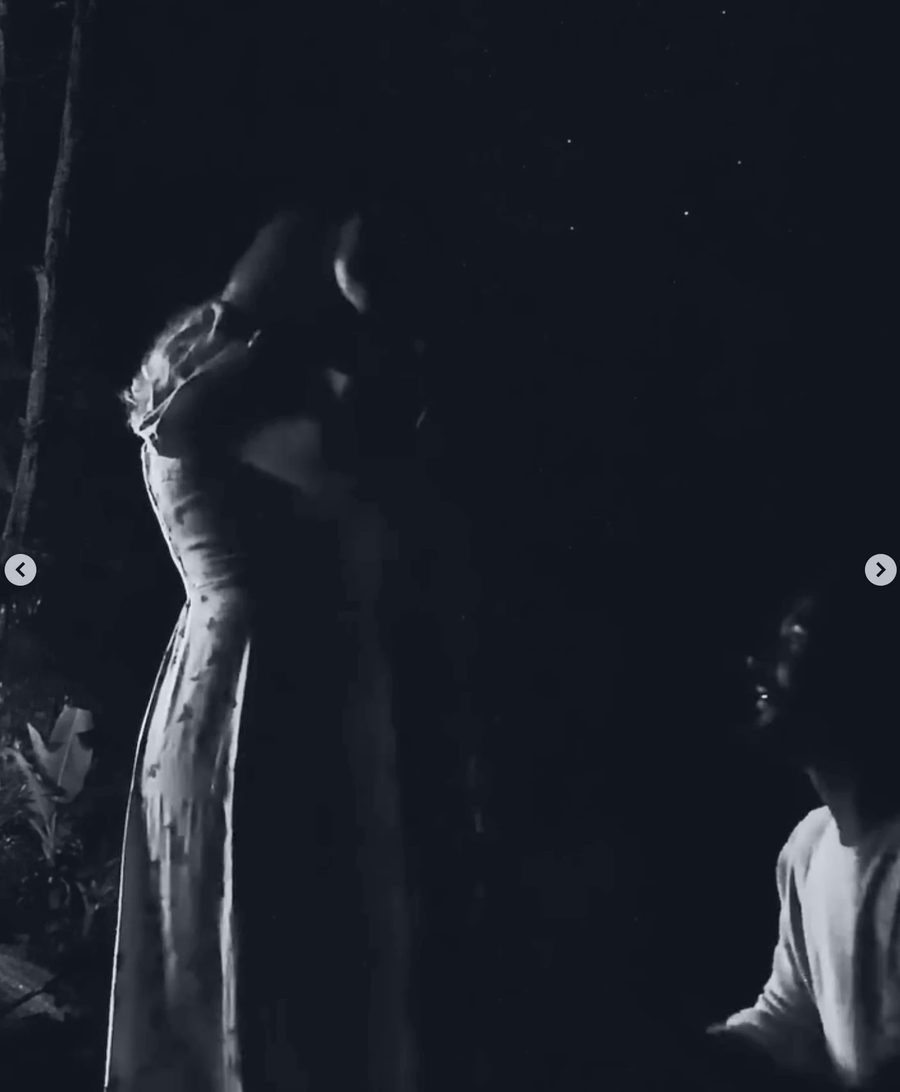 Barbara à noite, no jardim