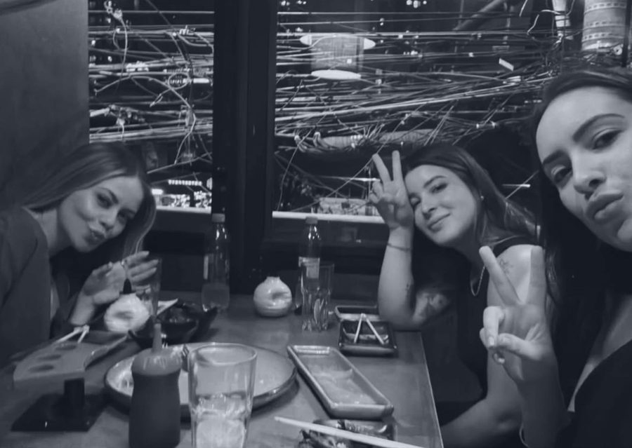 Barbara com as amigas no jantar